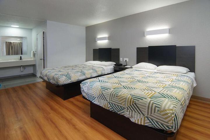 2 Queen Beds Micfridge (2 of 6)