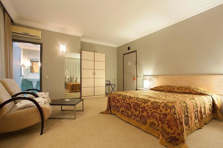 Room 7 of 33