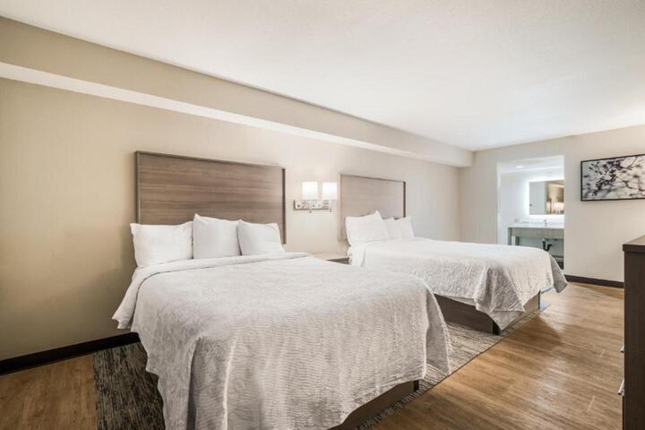 2 Queen Beds (9 of 12)