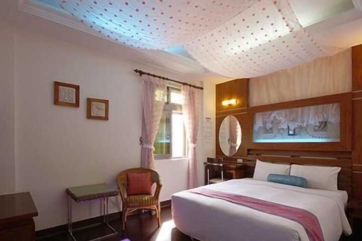 Room 15 of 33