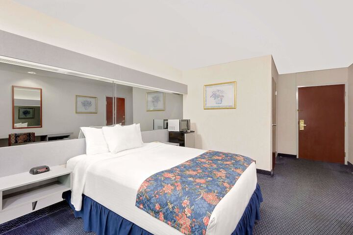 1 Queen Bed (22 of 22)