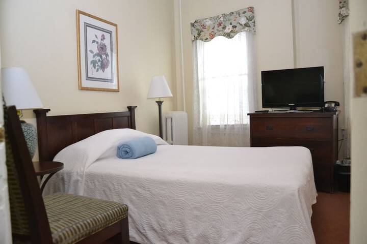 1 Queen Bed (8 of 20)