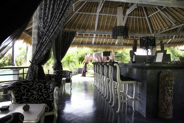 Lounge 53 of 62