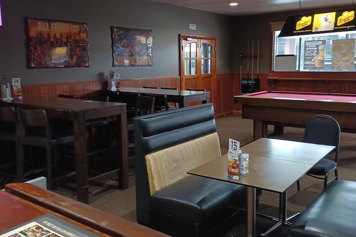 Lounge 7 of 19