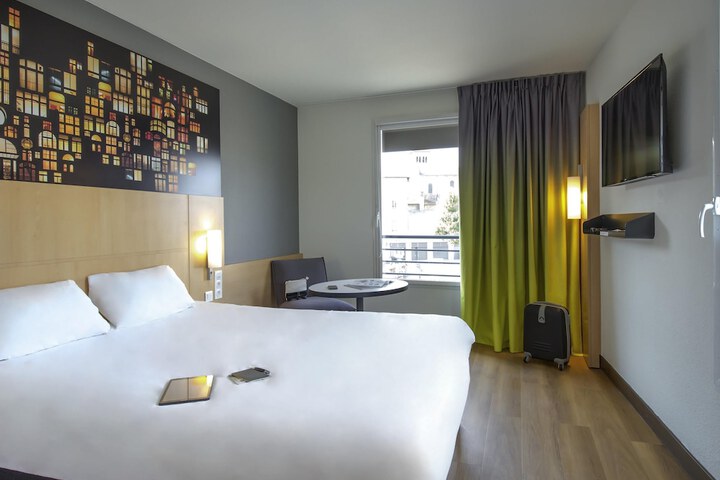 Room 13 of 76
