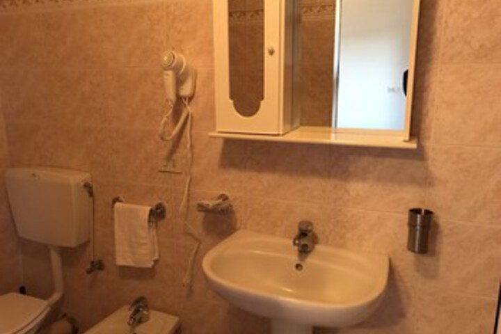 Room 2 of 28