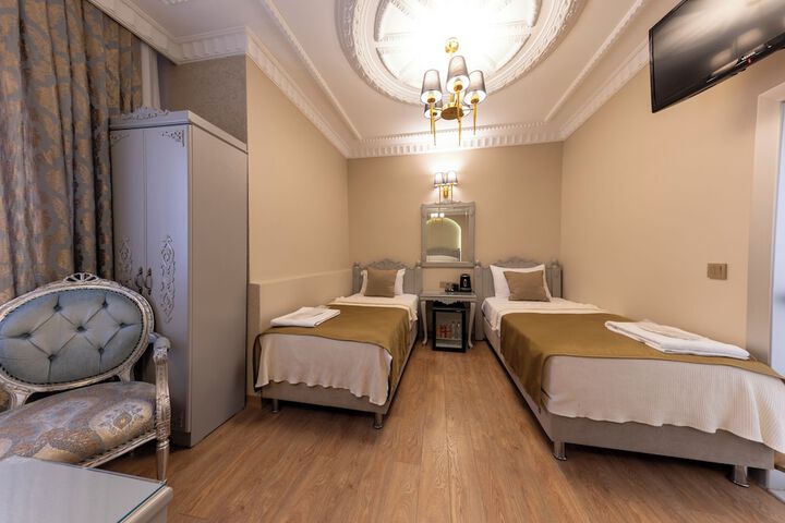 Room 4 of 77