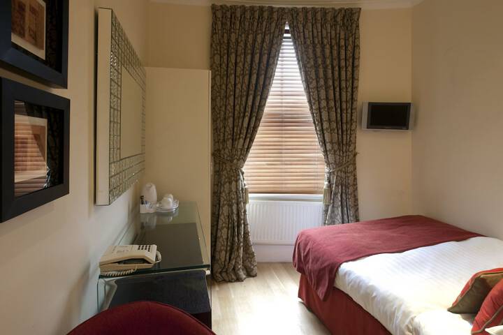 Room 37 of 100