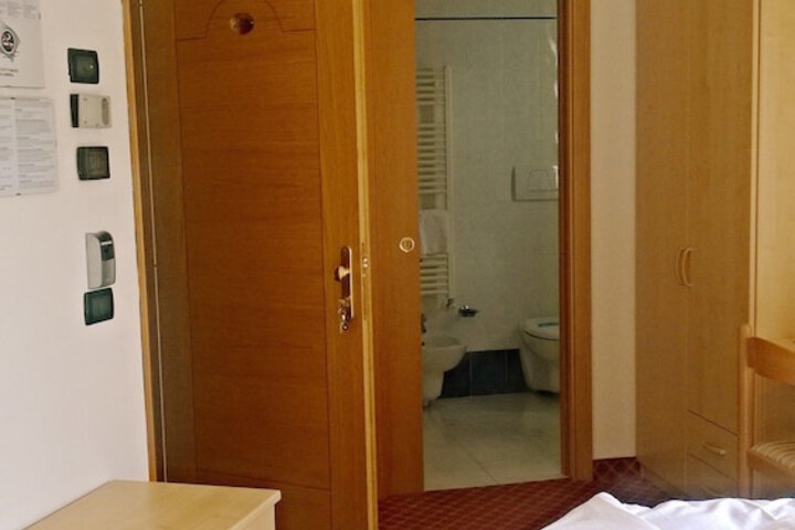 Room 6 of 36
