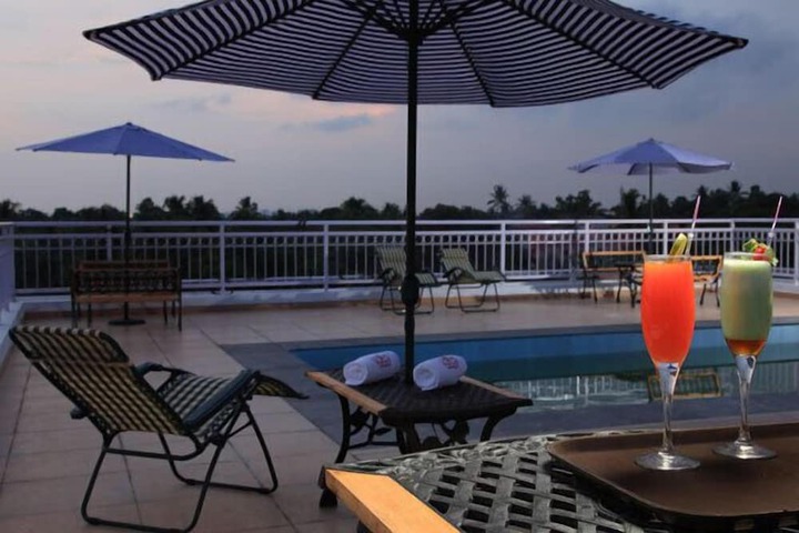 Pool Hotel