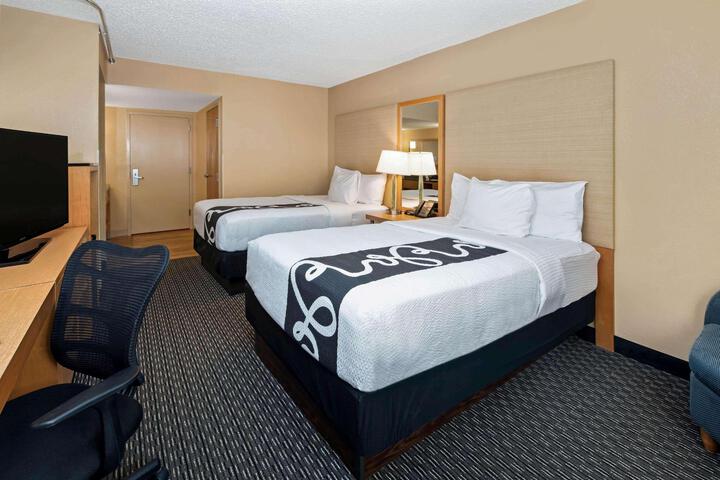 1 King Bed Deluxe Room (4 of 17)