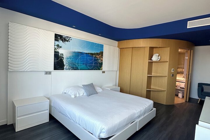 Room 11 of 35