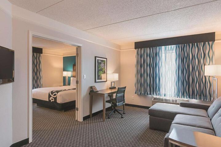 1 King Bed Mobility Hearing Impaired Accessible Room (8 of 24)