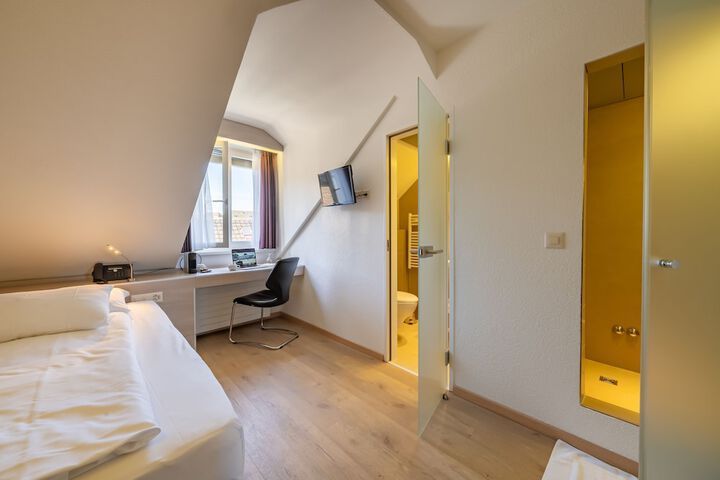 Room 42 of 107