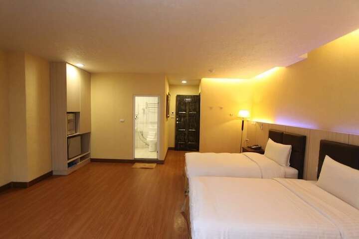 Room 6 of 28