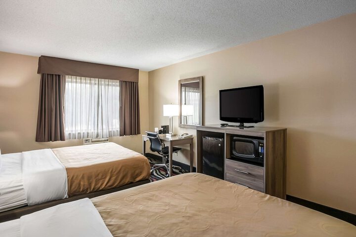 1 Queen Bed Accessible (8 of 10)