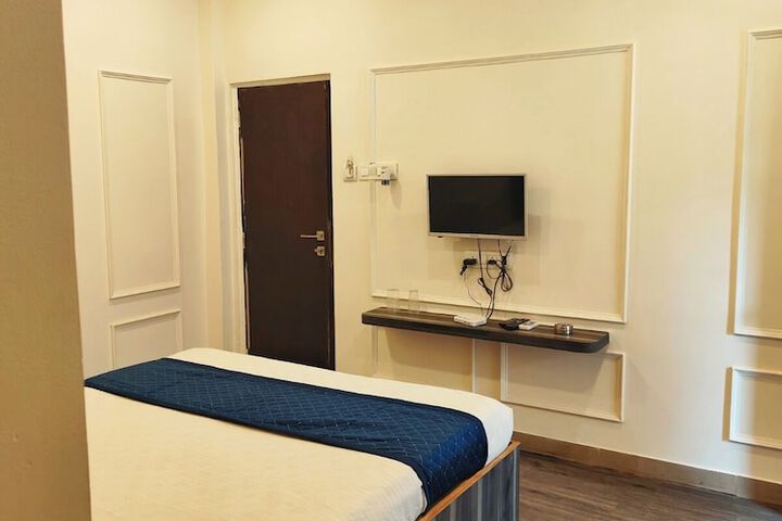 Room 10 of 33