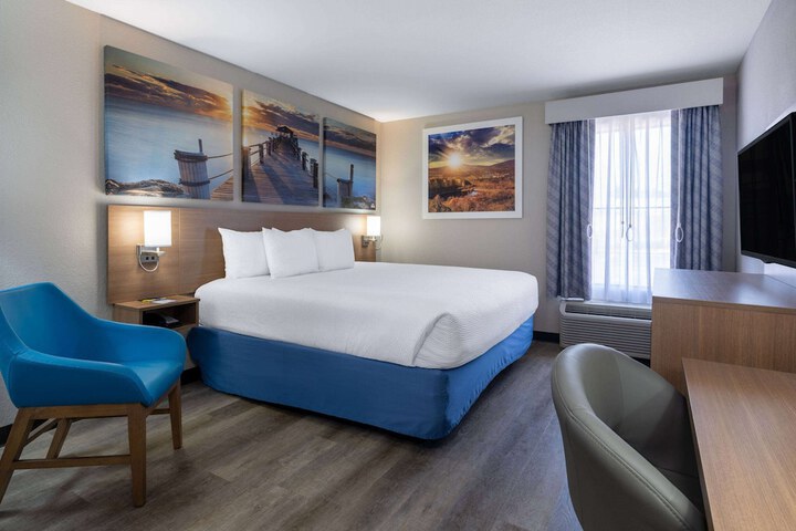 1 King Bed (2 of 17)
