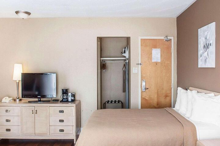 1 Queen Bed (9 of 9)