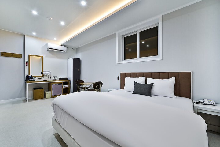 Room 10 of 43