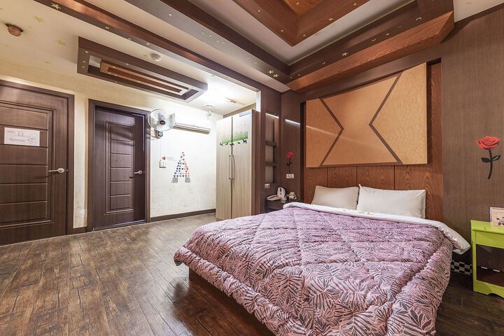 Room 18 of 27