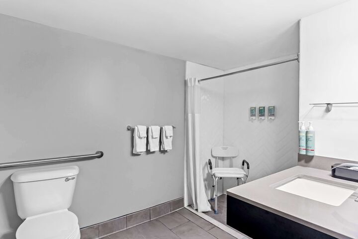 1 King Accessible Comm Assist Roll in Shower Microwave, Refrigerator WiFi Full Breakfast (6 of 9)