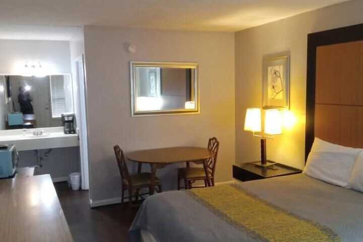 1 Queen Bed (5 of 19)