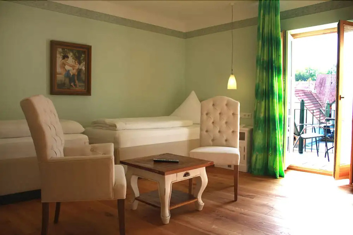 Room 4 of 12