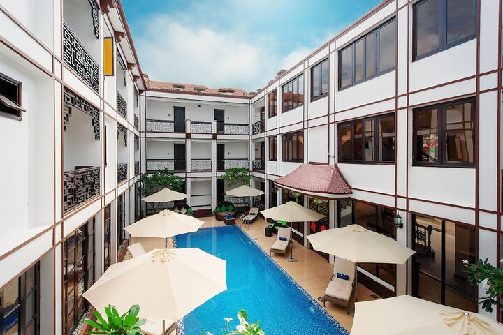 Hotel Pool