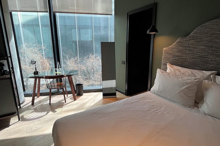 Room 16 of 38