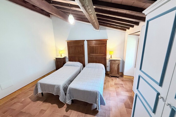 Room 10 of 83