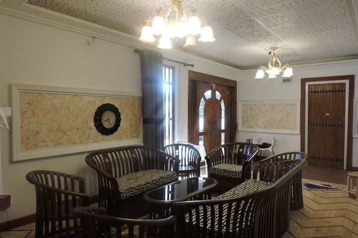 Room 5 of 8