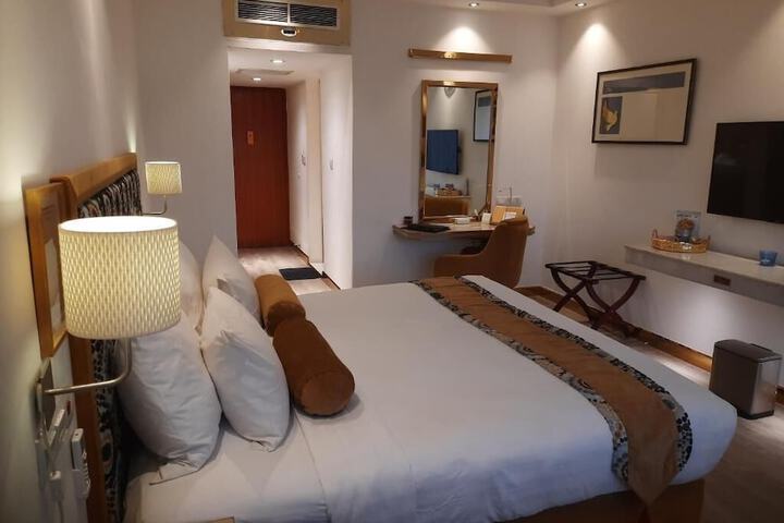 Room 10 of 27