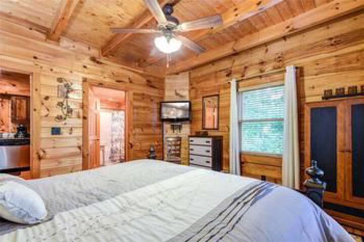 Southern Sweet T 2 Bedroom Home with Hot Tub