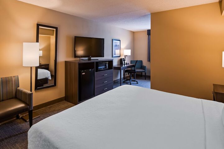 Accessible Suite Queen Bed Accessible Walk in Shower Sofa Bed Work Desk Microwave and Refrigerator Full Breakfast (24 of 30)