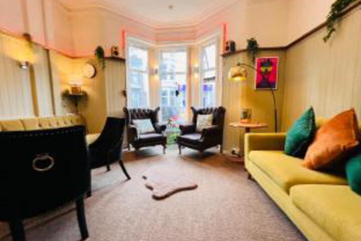 Lounge 5 of 23
