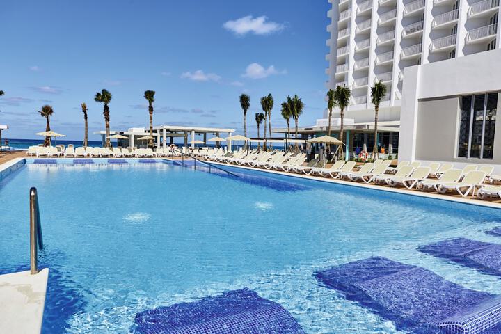 Hotel Pool
