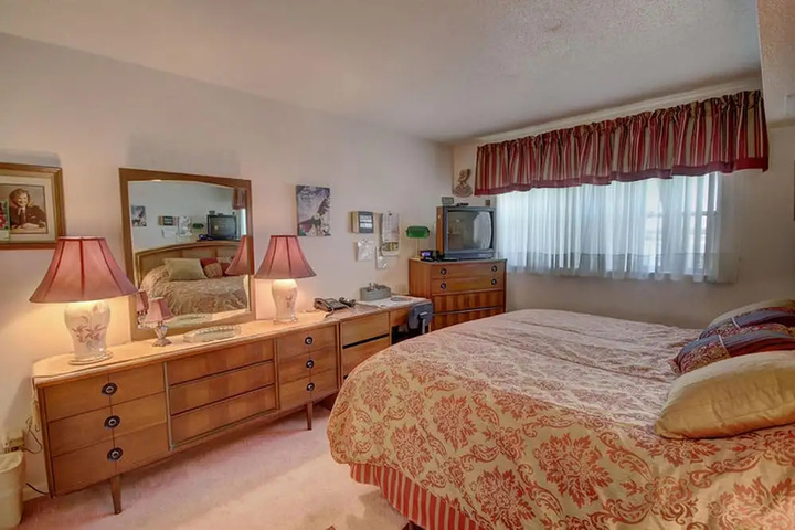 Room 4 of 32