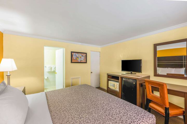 1 King Bed Accessible (7 of 16)