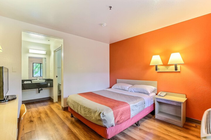 1 Queen Bed (2 of 9)