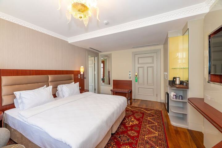 Room 14 of 102