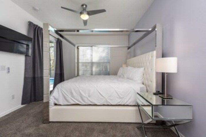 Room 12 of 25