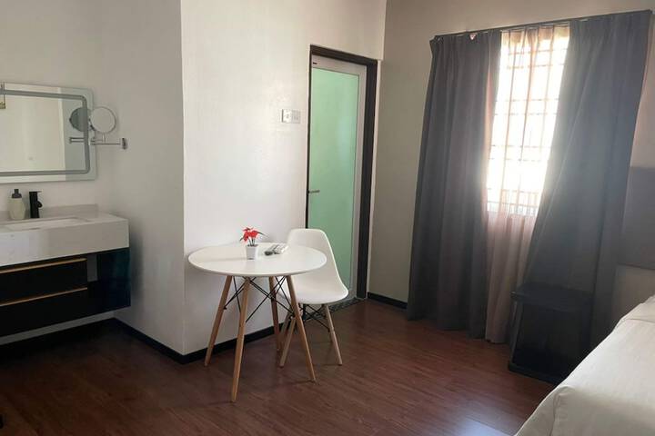 Room 10 of 80