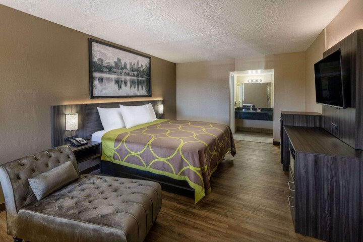 1 King Bed (4 of 8)