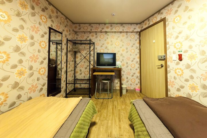 Room 13 of 43