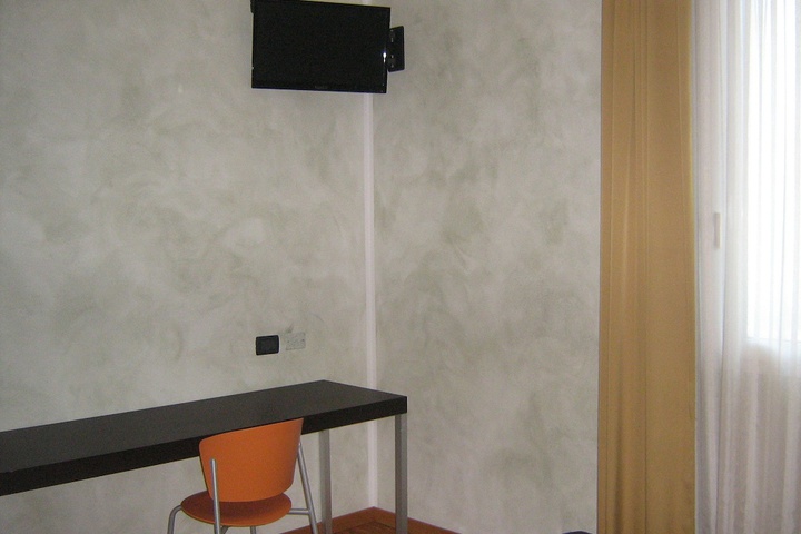 Room 27 of 83