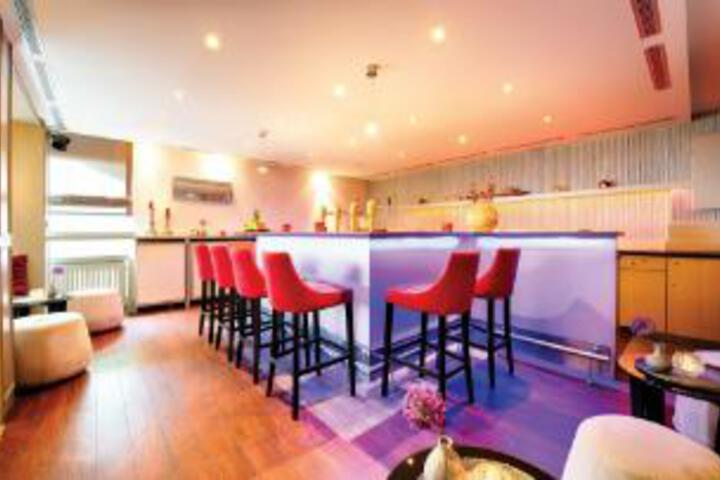 Lounge 8 of 23