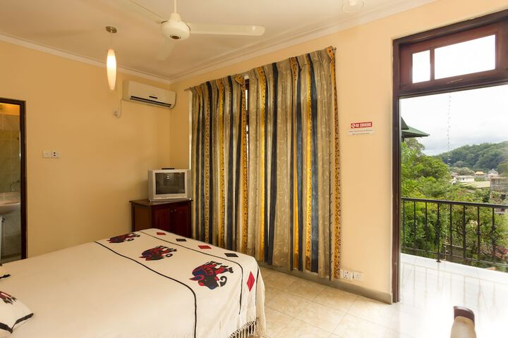 Room 8 of 40