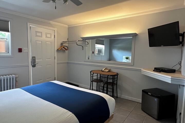 1 Queen Bed (22 of 29)