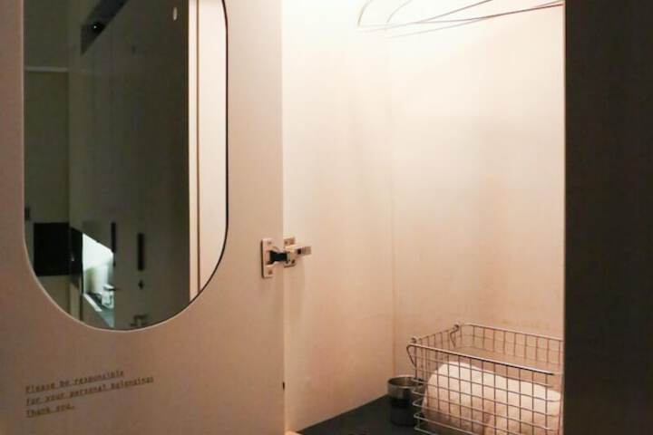 Room 17 of 37